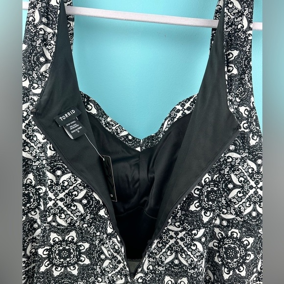NWT Torrid cropped blouse sleeves top, size 3X, black white lattice print - Picture 7 of 14